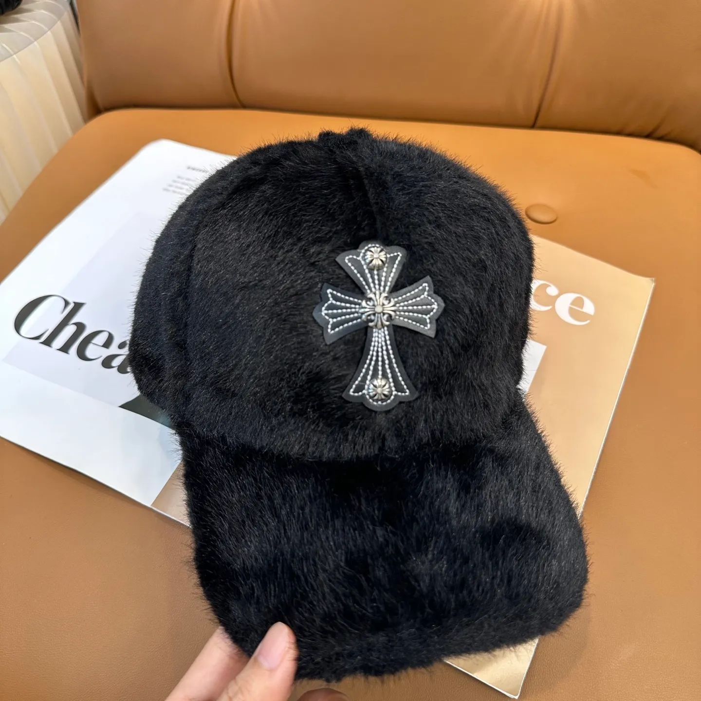 P66 Crow Heart's new autumn and winter baseball cap. It is full of autumn and winter atmosphere. The quality is great. The deepening of the hat shape makes it more elegant. It is very nice for both men and women. It is a classic among classics. It goes well with daily wear. Casual and fashionable.